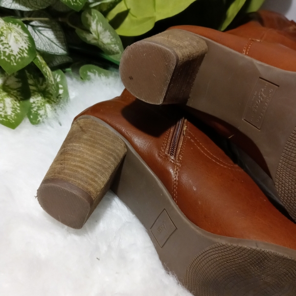 Women Boots - Picture 3 of 5